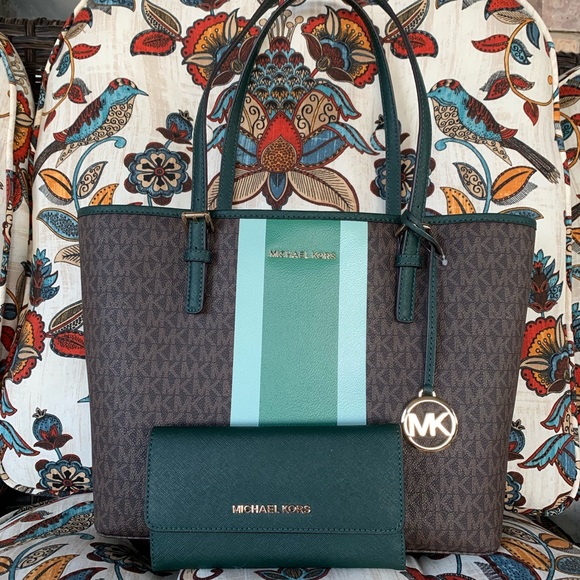 Michael Kors Handbags - ♥️ beautiful MK set brand new